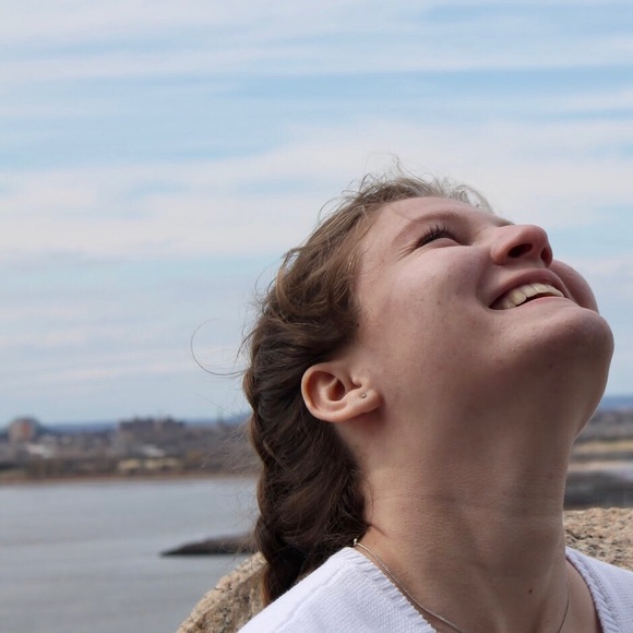 Meet your Posher, Cassandra - Picture 1 of 1